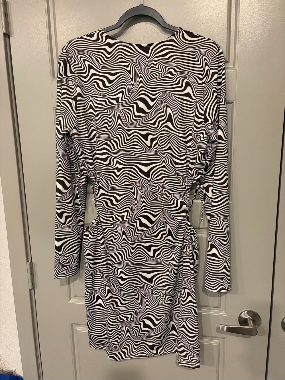 H&M Brown & White Wave-Print Long-Sleeve mini Dress w/ cut out sides